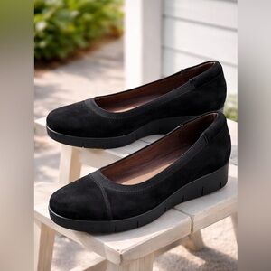 Clarks Black Slip-On Flats Comfort Shoes Women’s Size 7 Suede Stretch
